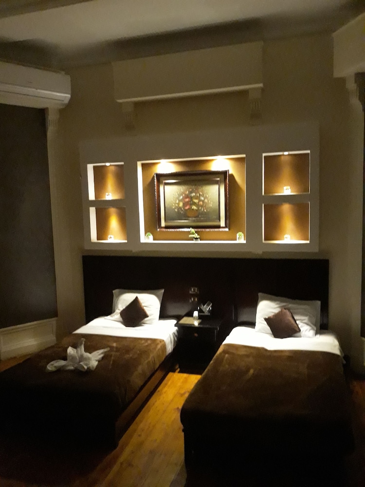 DELUXE, TWIN BEDS