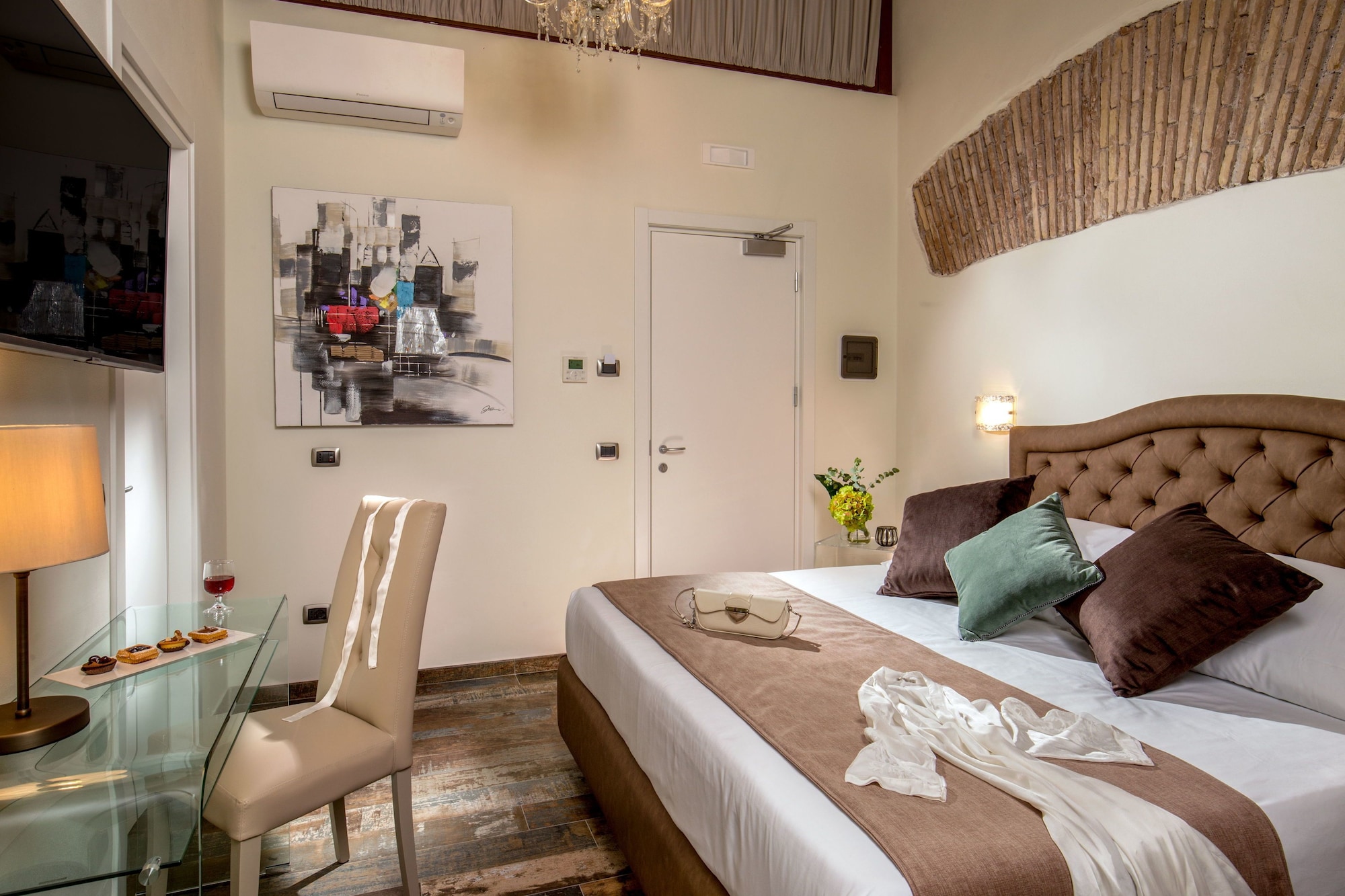 DELUXE, DOUBLE BED