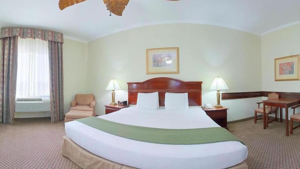 Holiday Inn Express Hotel And Suites Houston East 16/50