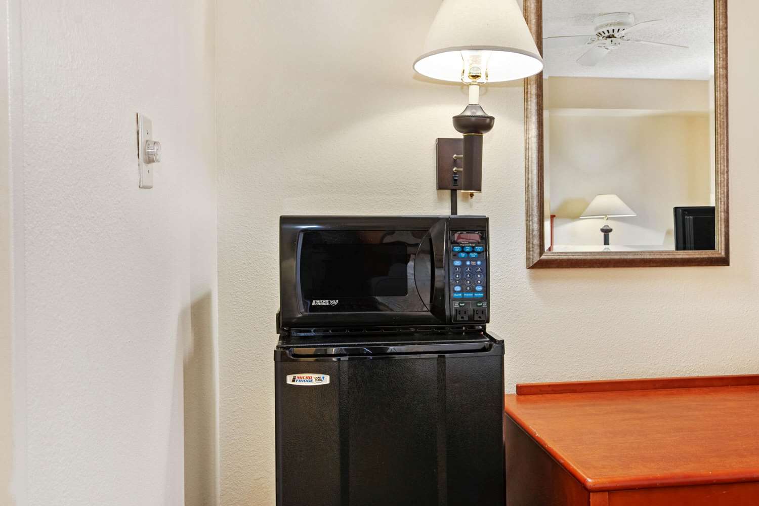 La Quinta Inn & Suites by Wyndham Albuquerque Journal Ctr NW 22/49