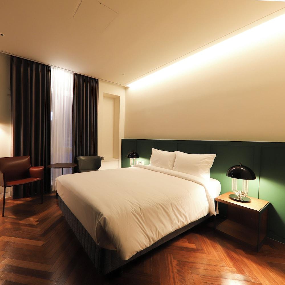 Premier, Queen Bed