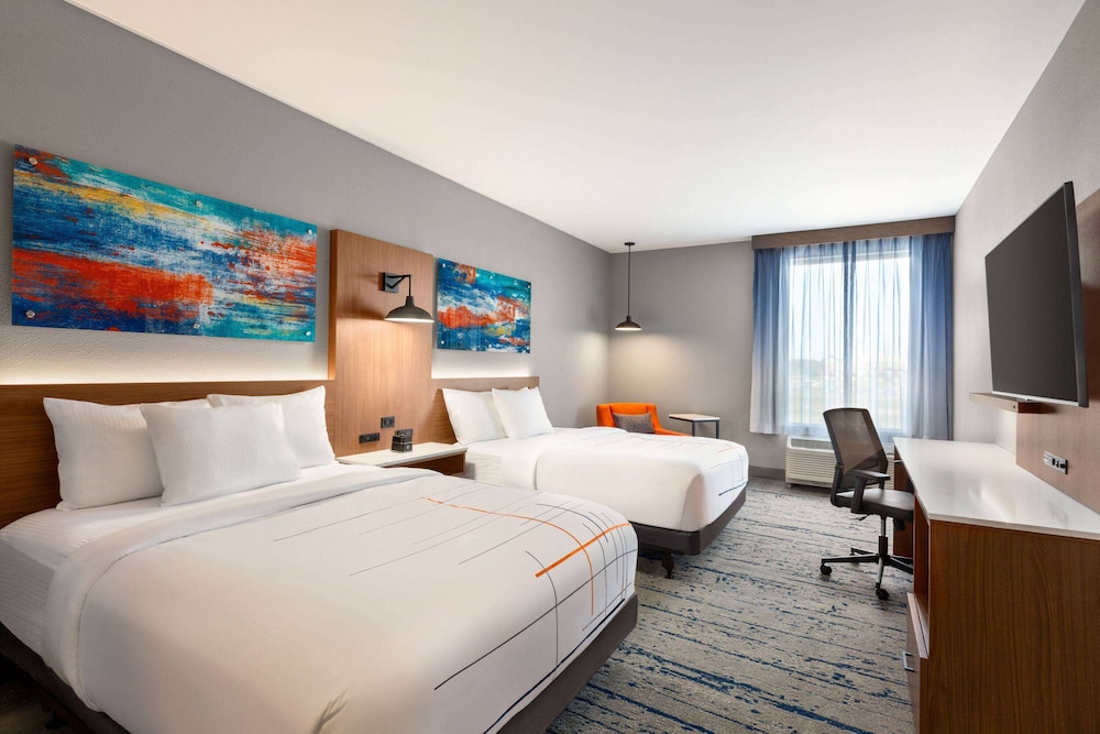 La Quinta Inn & Suites by Wyndham Mount Laurel / Moorestown 23/58
