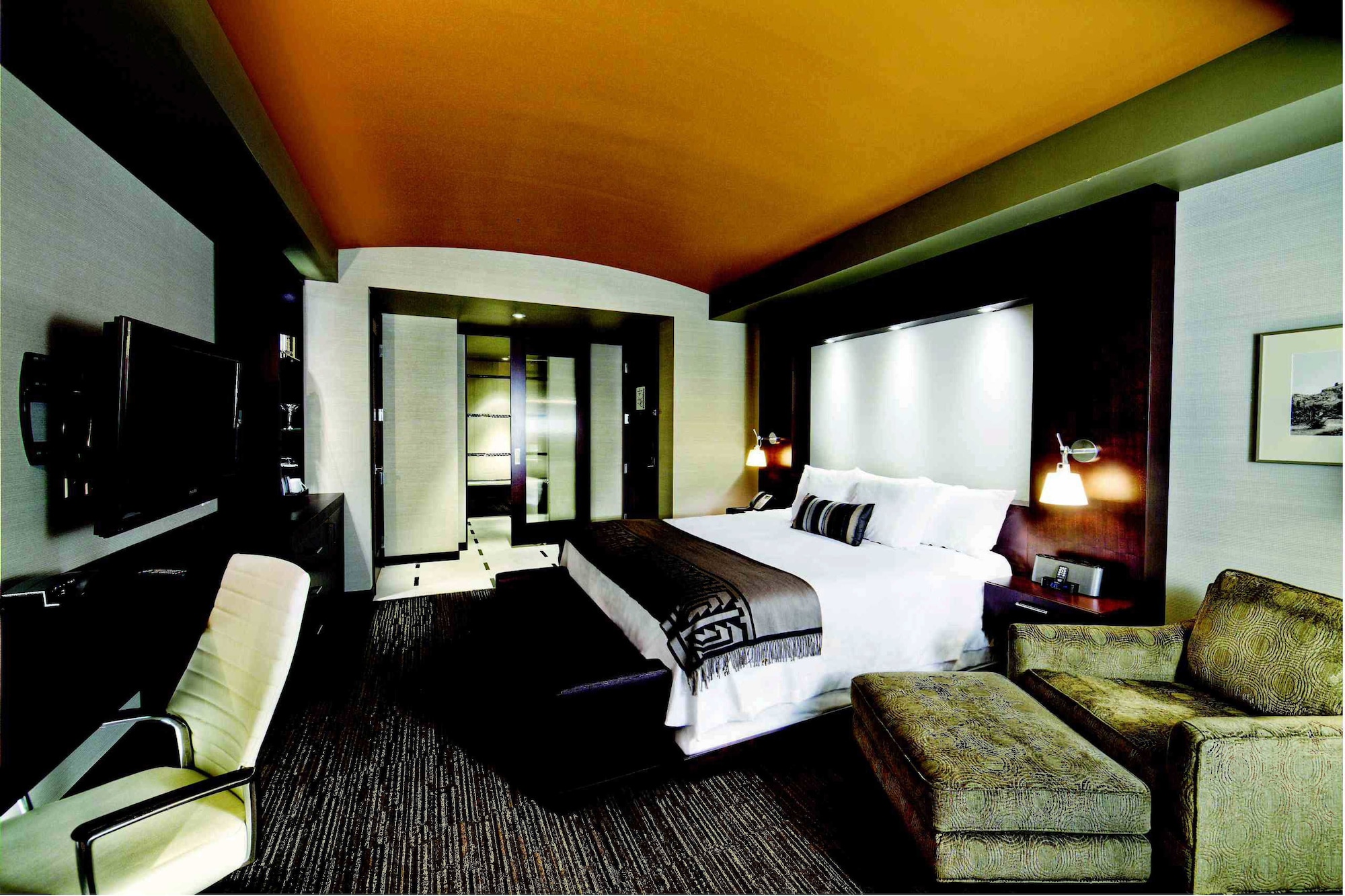 DELUXE, KING BED