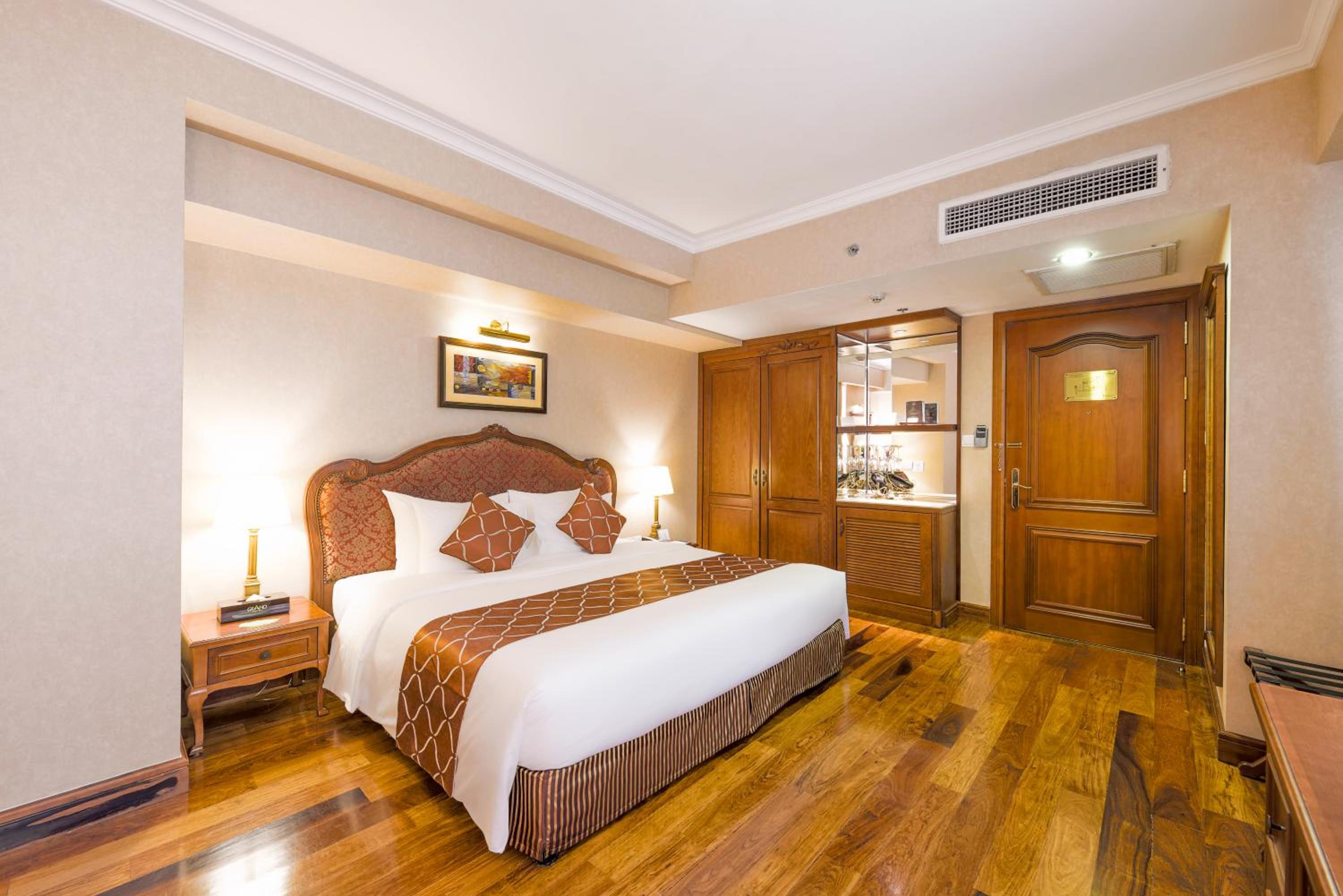 Deluxe King City View or Inner Courtyard View