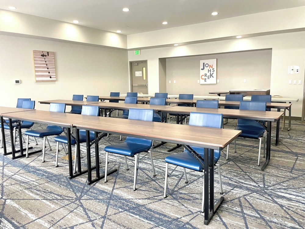 Holiday Inn Express Hotel And Suites Topeka North 39/53