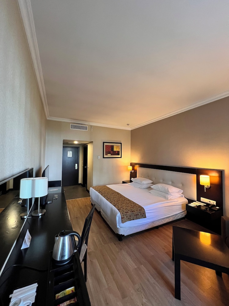 ROOM, DOUBLE BED