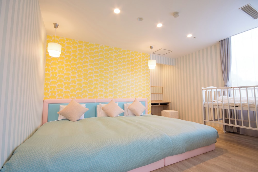 Deluxe, Twin Beds, 3 Futon Beds, Main Tower, Corner