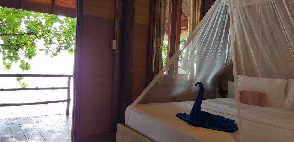 Jungle Hill Beach Bungalow 32/63