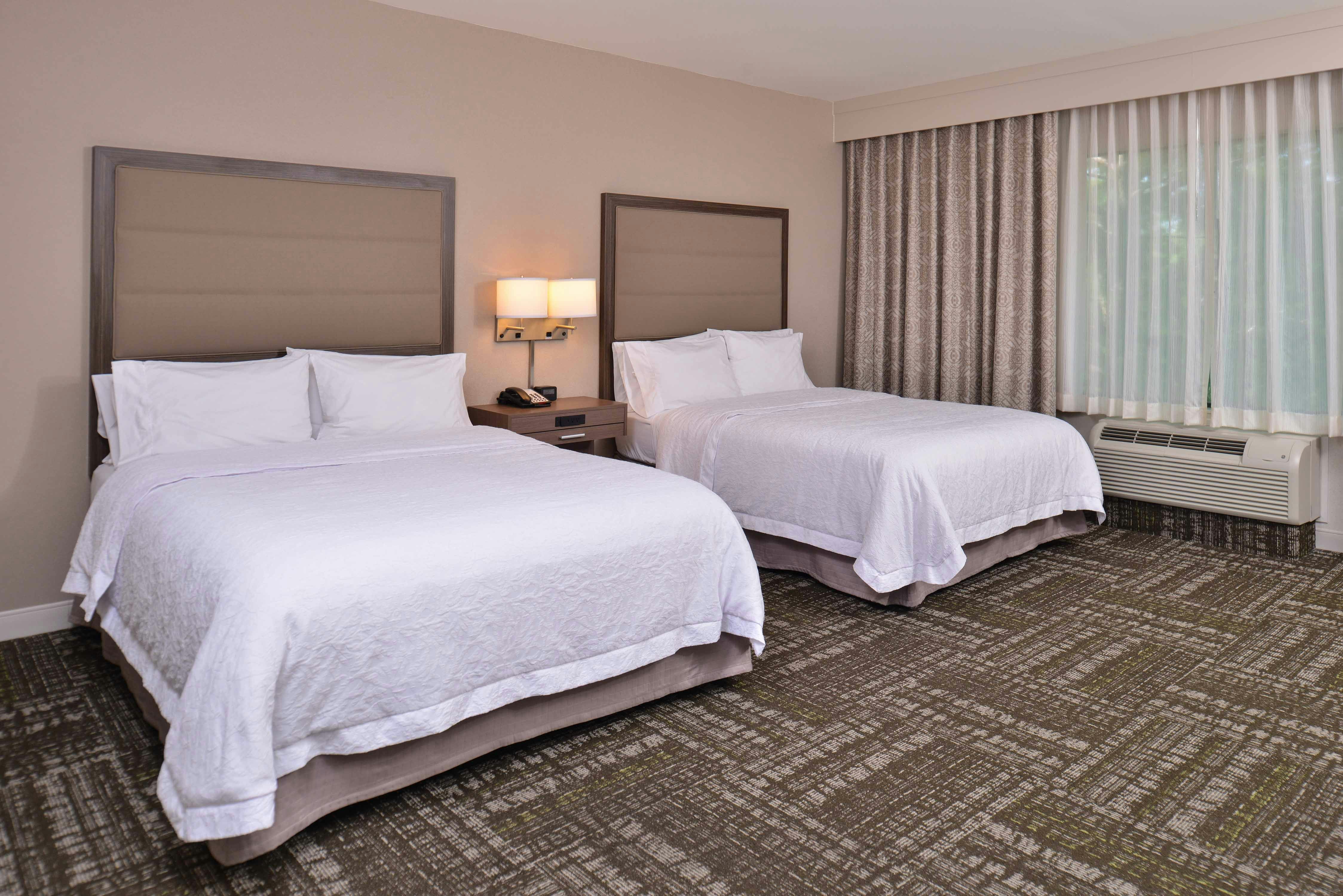 غرفة بسريرين كوين لذوي الإعاقة، Hampton Inn Suites Dallas Market Center 3/7