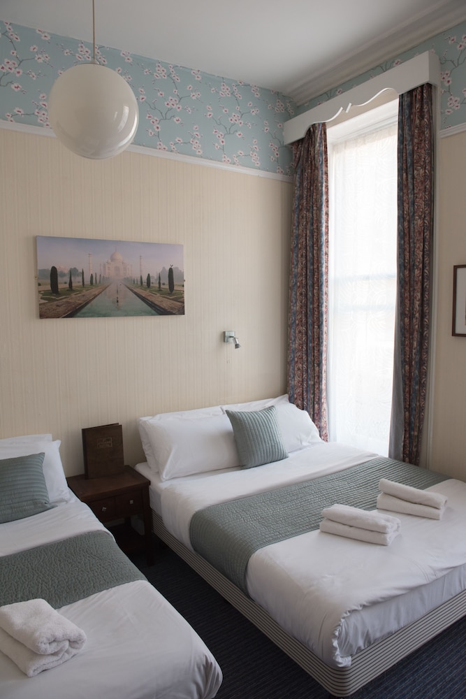 St Athans Hotel 23/73