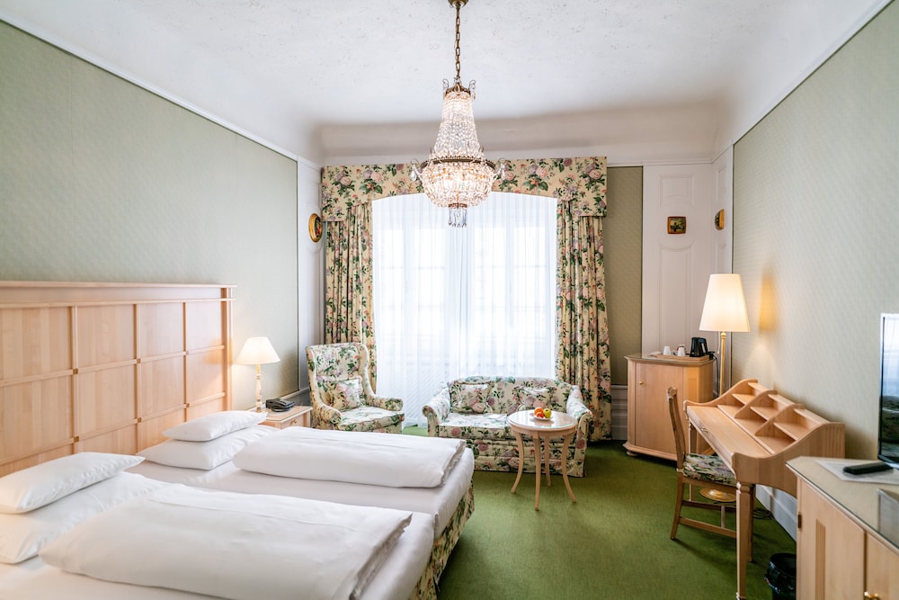 ROOM, DOUBLE BED