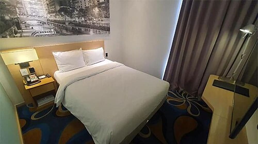SUPERIOR, QUEEN BED