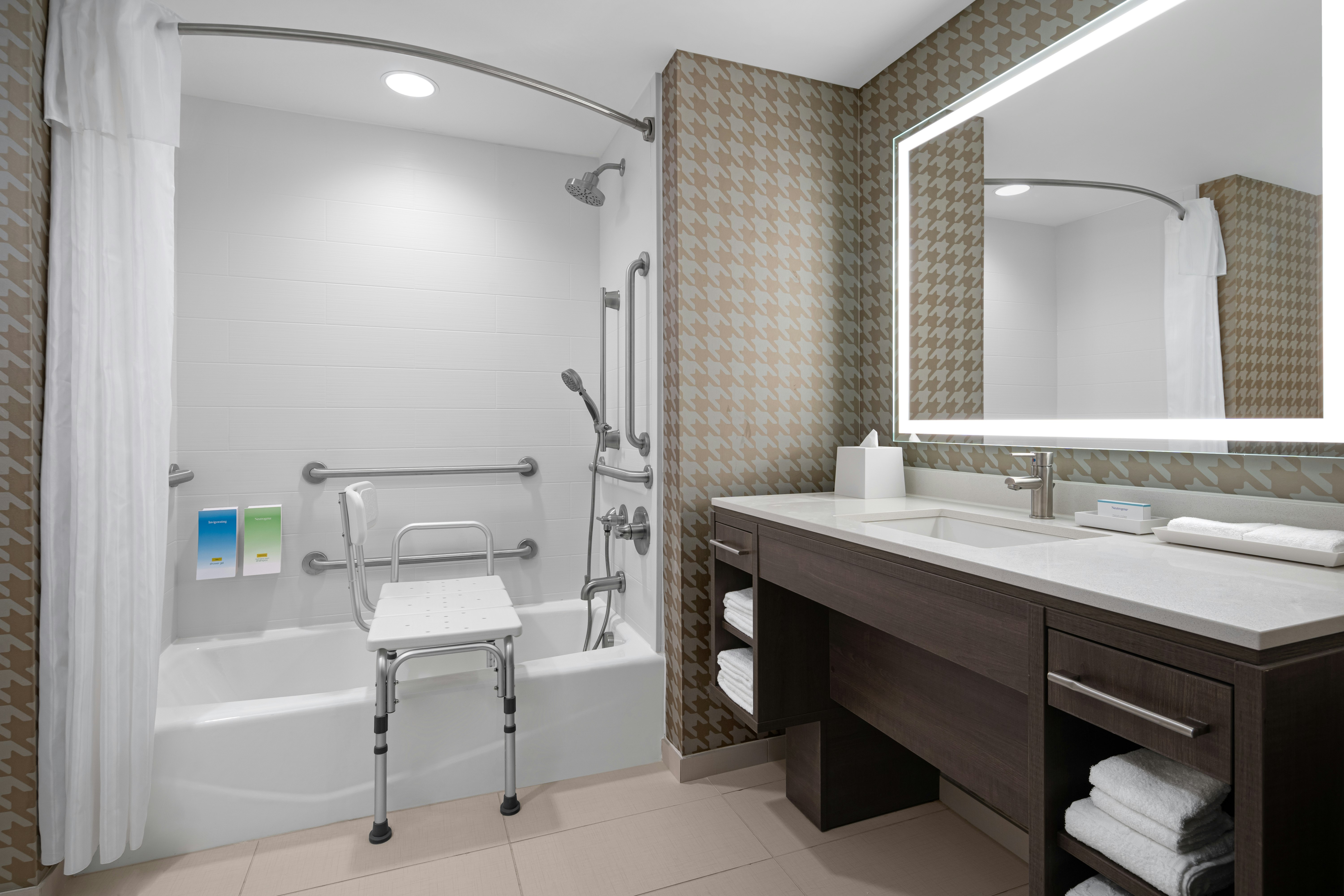 STUDIO, KING BED, ACCESSIBLE