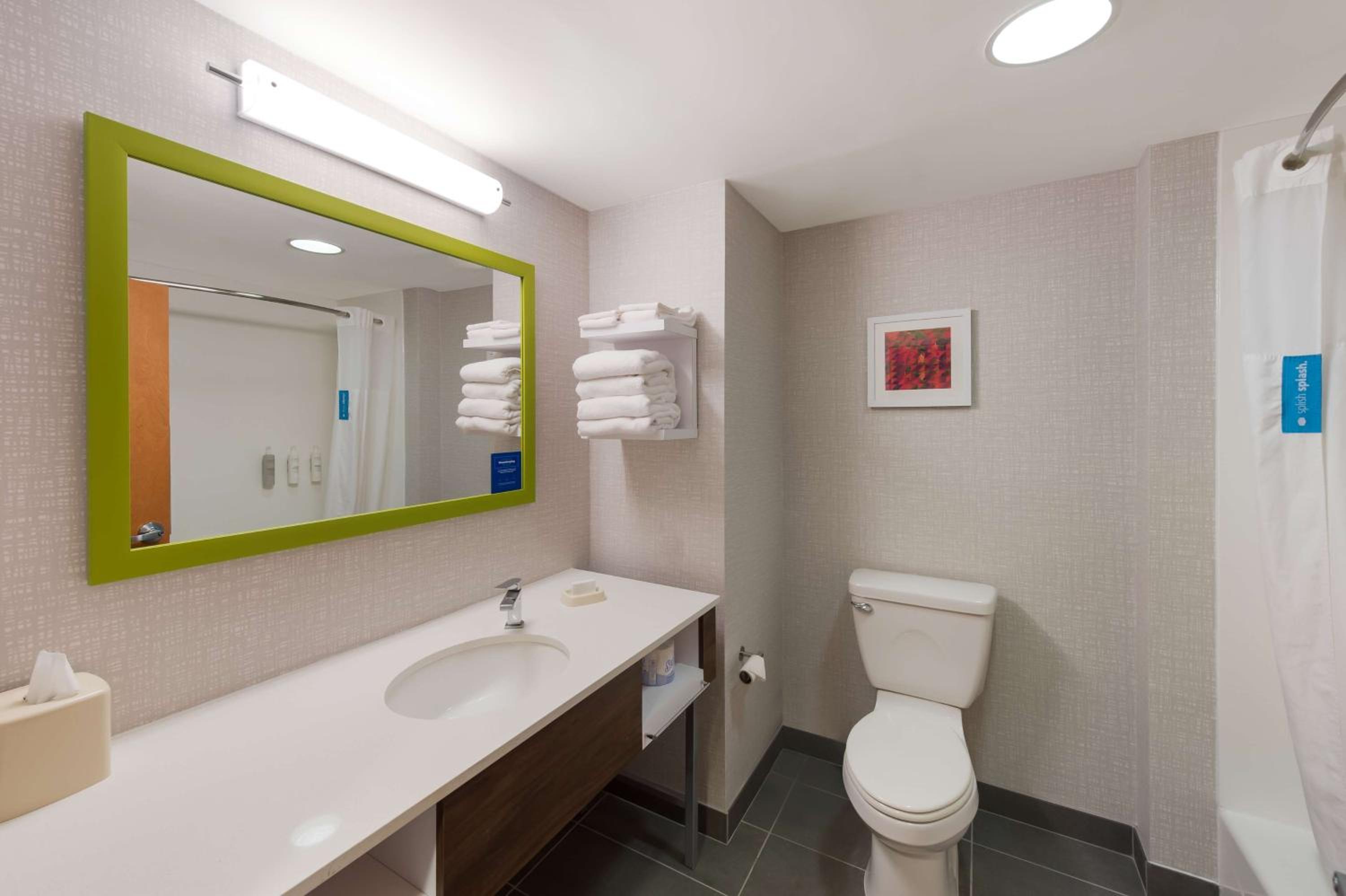 غرفة بسرير كينج وسريرين كوين، Hampton Inn Nanuet 6/6