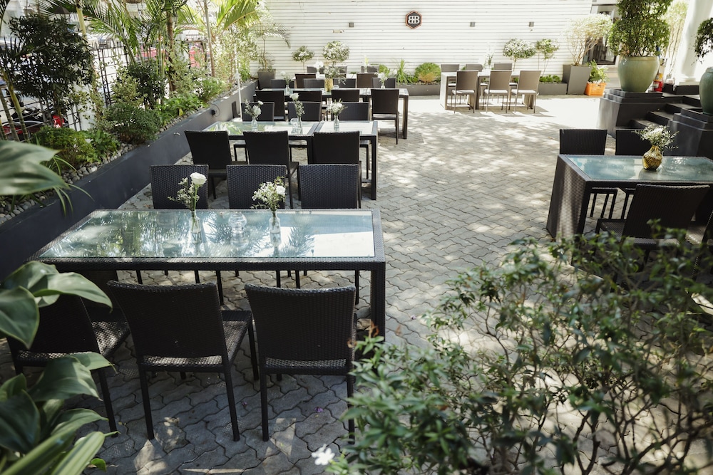 The Bourke Hotel 52/57