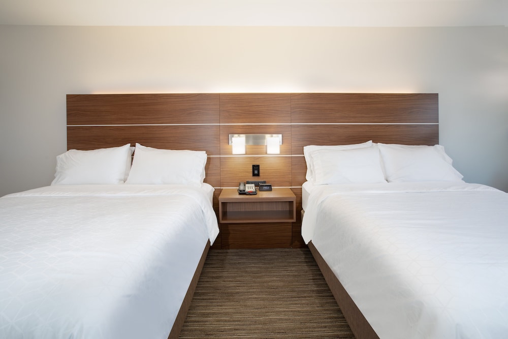 HOLIDAY INN EXPRESS YREKA - SHASTA AREA 17/52