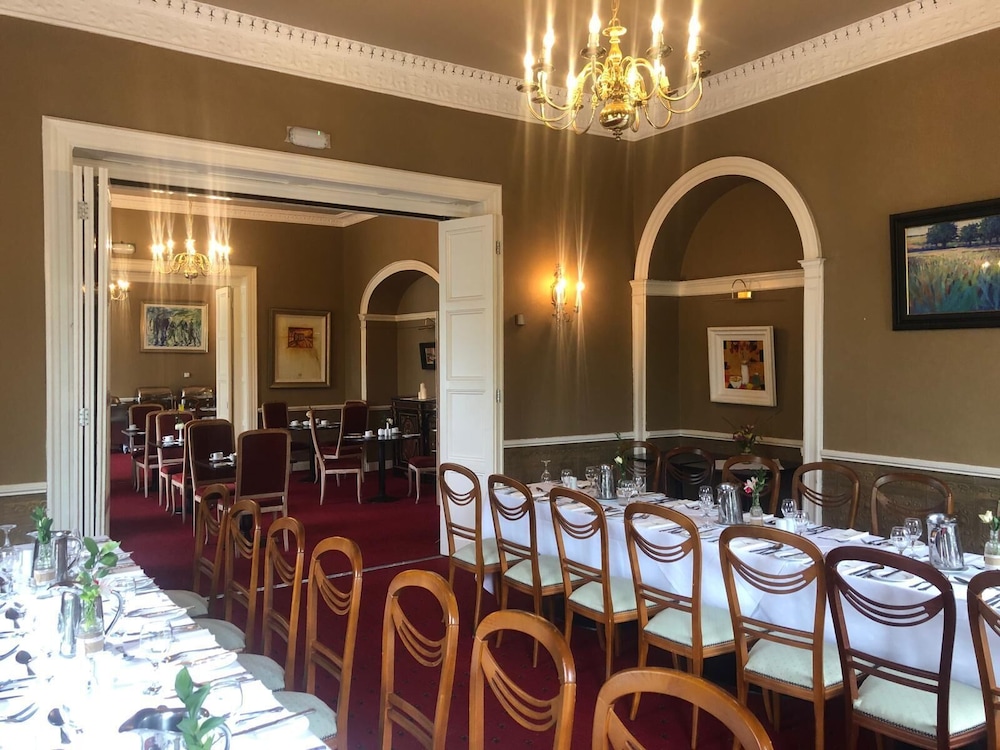 Castle Oaks House Hotel 44/58