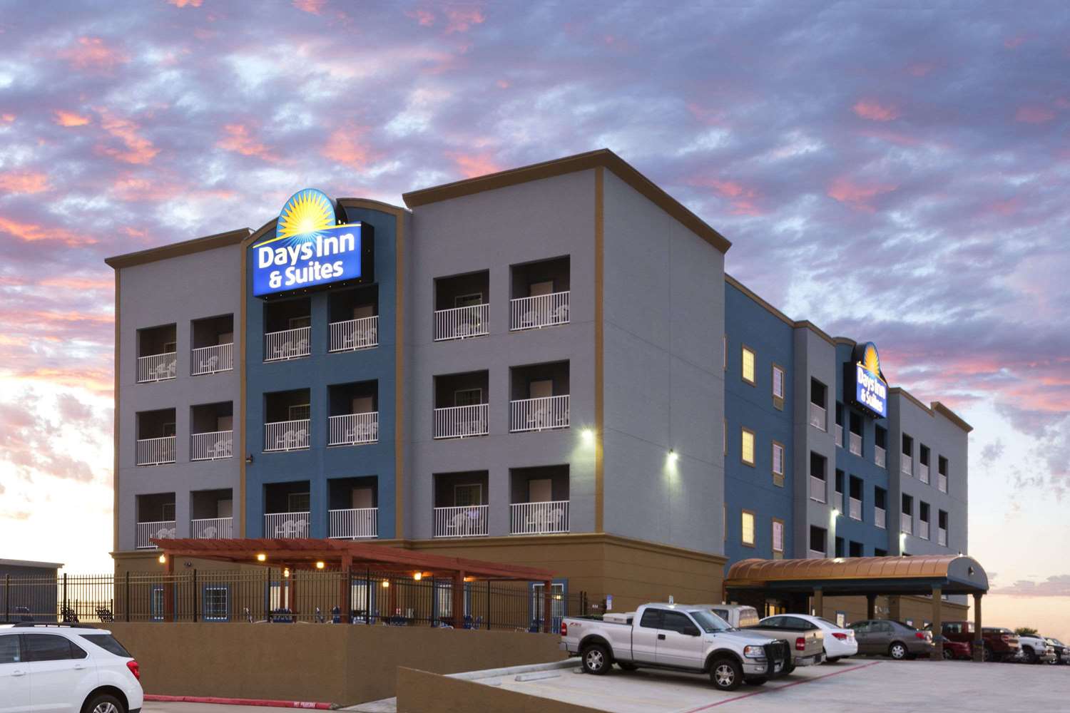Days Inn & Suites By Wyndham Galveston West/Seawall 2/32
