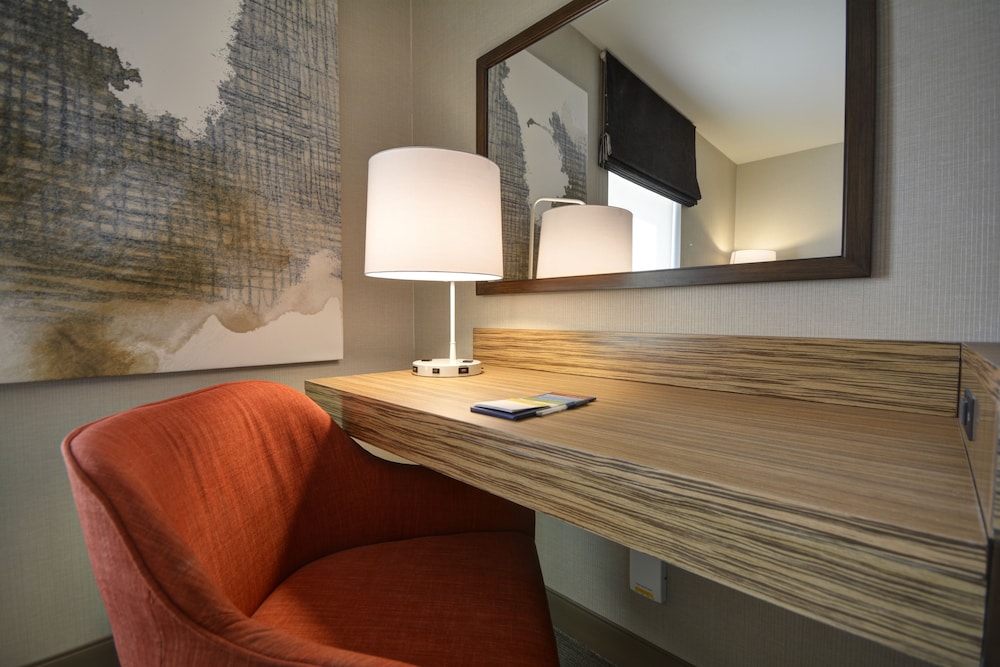 Hampton Inn Suites Detroit Warren 31/49