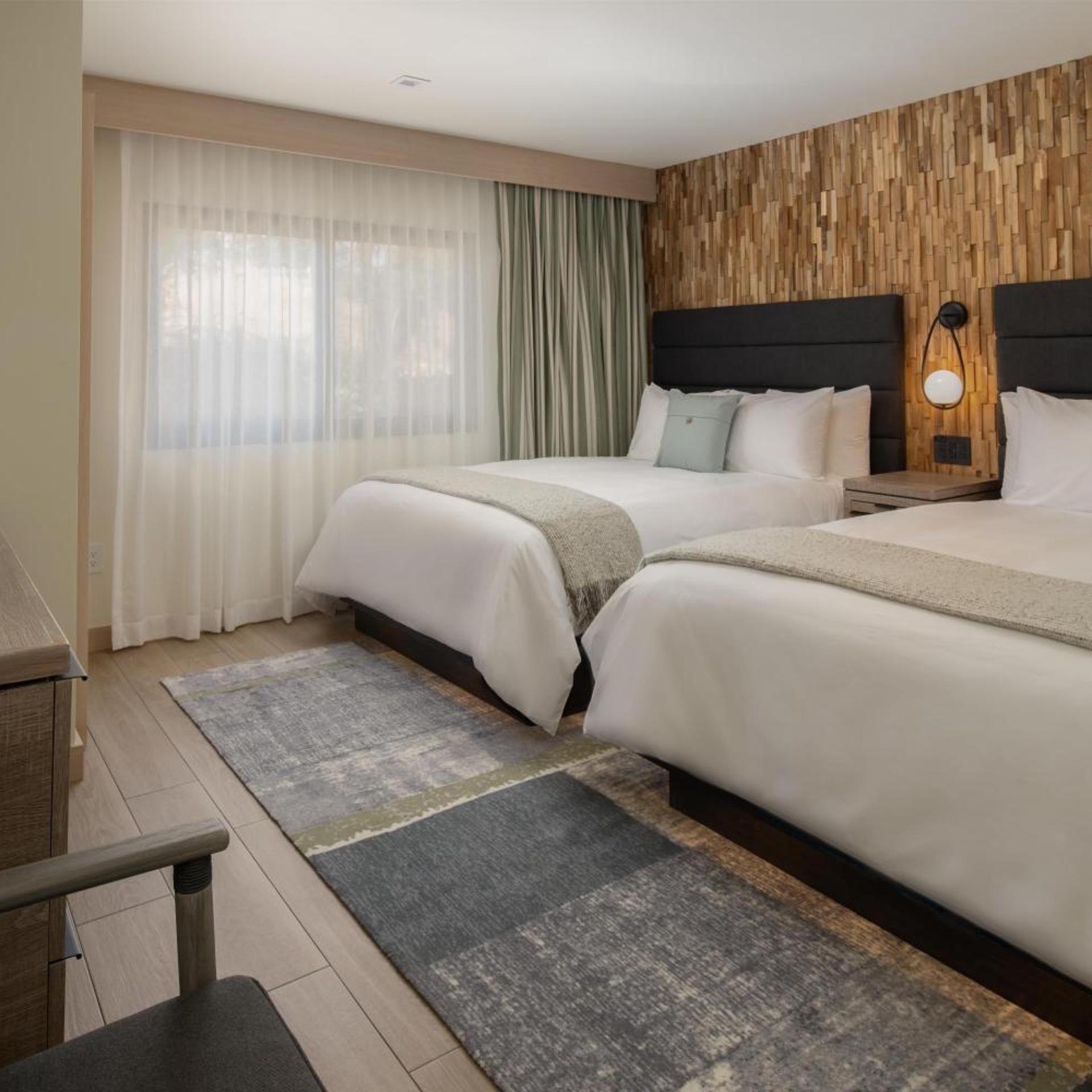 Redwood, King Bed, 2 Queen Beds