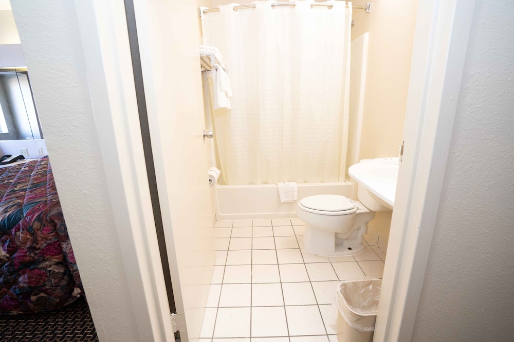Regency Inn & Suites DFW 16/36