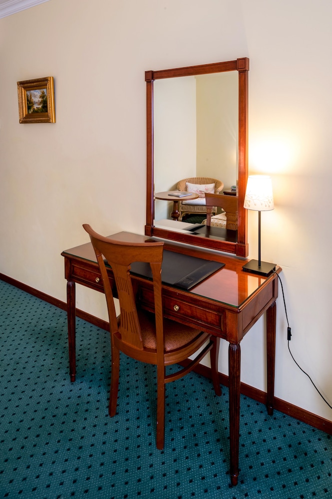 Churchill Hotel 34/37