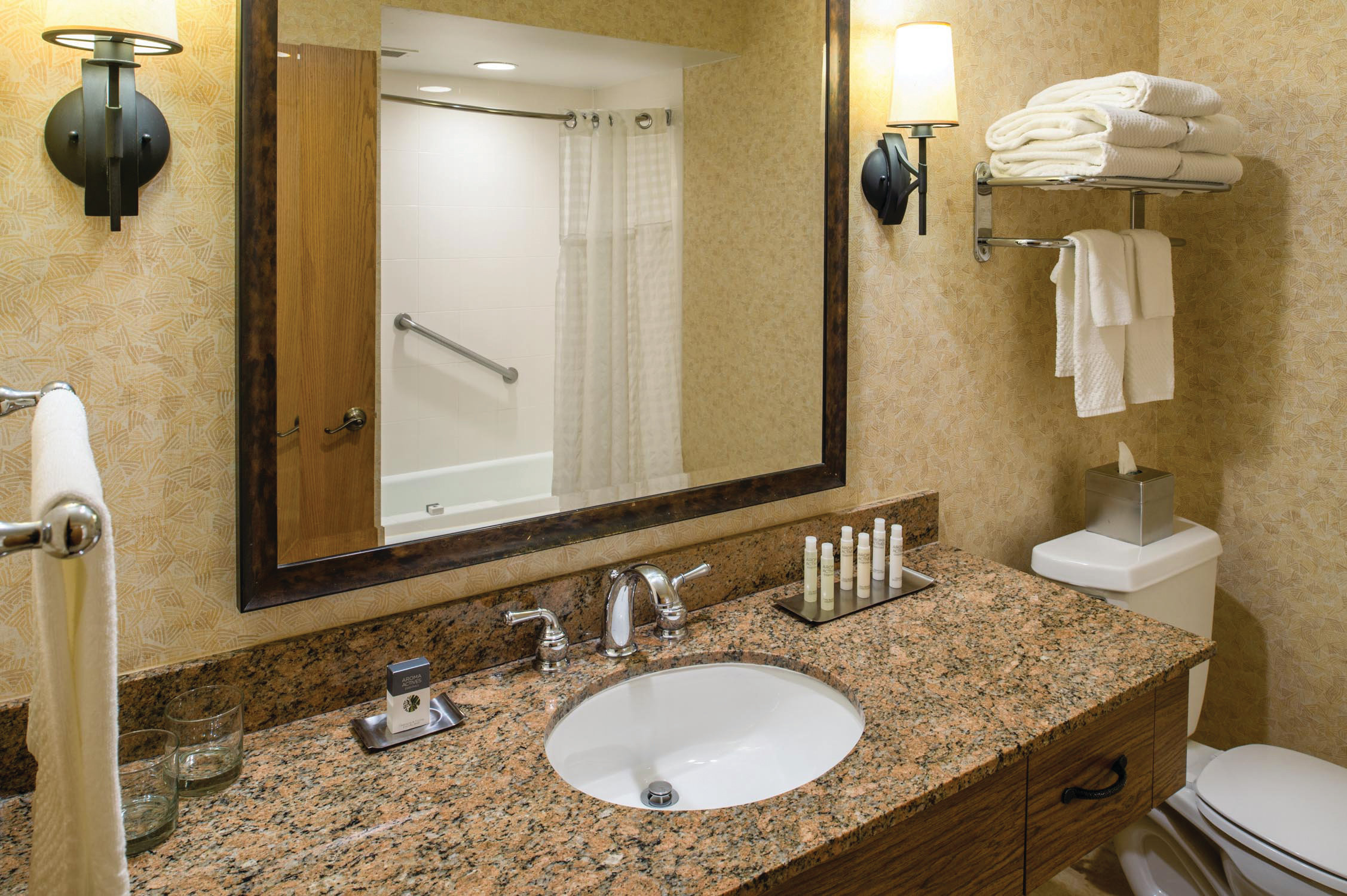 غرفة بسرير كينج بشرفة، Doubletree By Hilton Hotel Seattle Airport 3/3