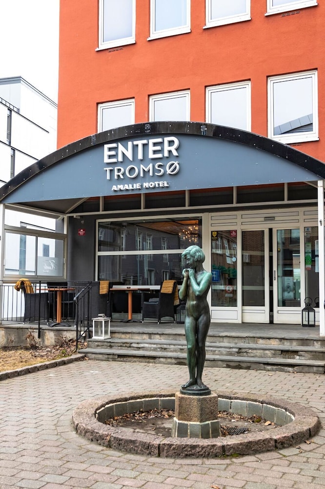 Enter Amalie Hotel 1/79