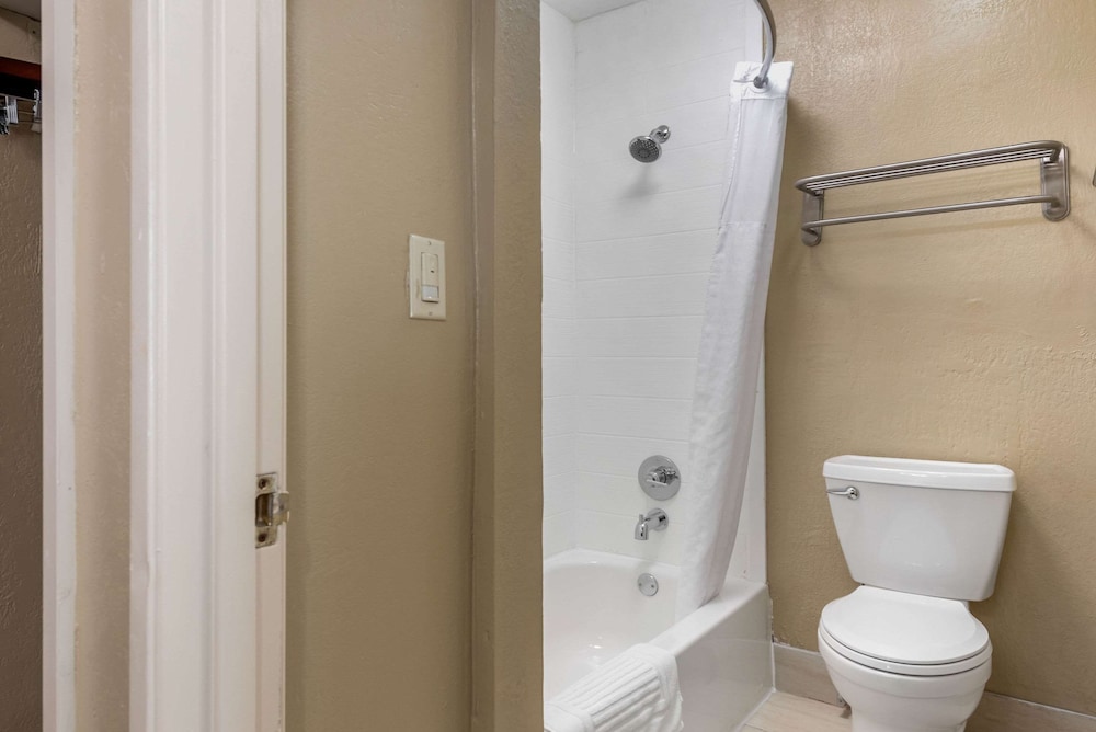 ROOM, QUEEN BED, ACCESSIBLE