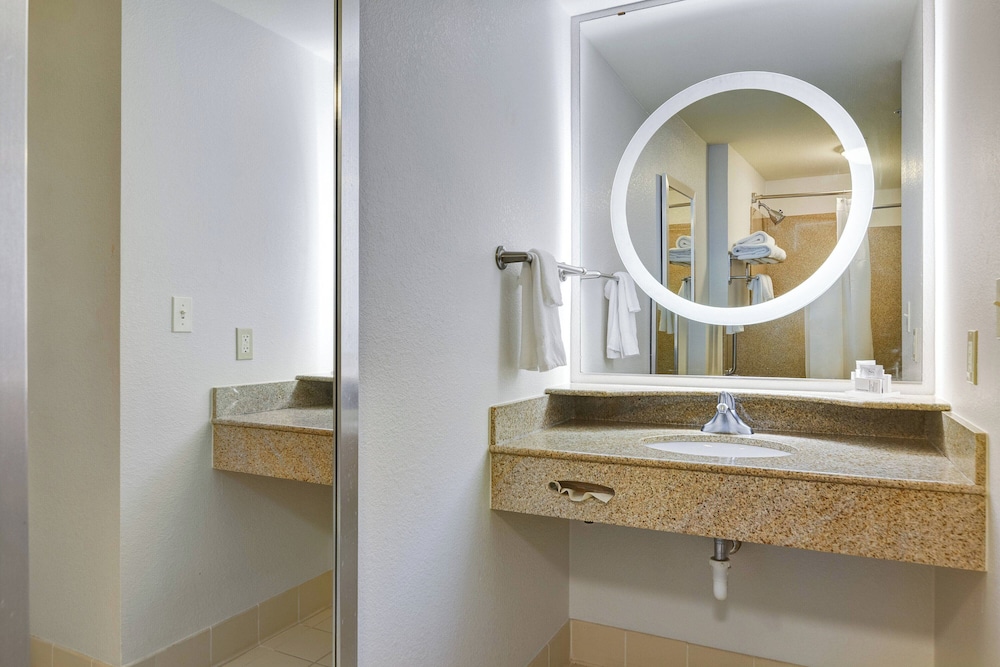 جناح بسرير كينج مع سرير سحّاب إضافي لذوي الإعاقة، Springhill Suites Shreveport-Bossier City/Louisiana Downs 2/5