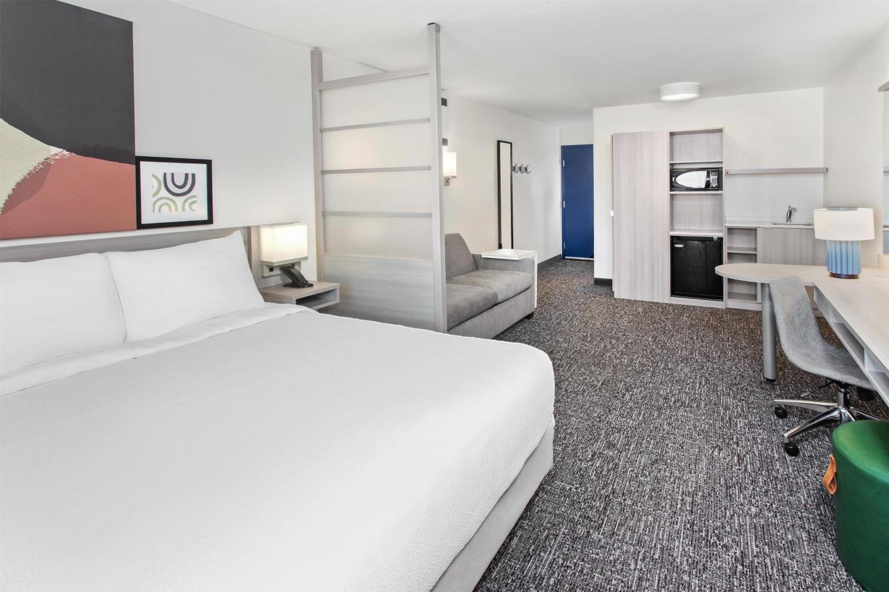 STUDIO, QUEEN BED, SOFA