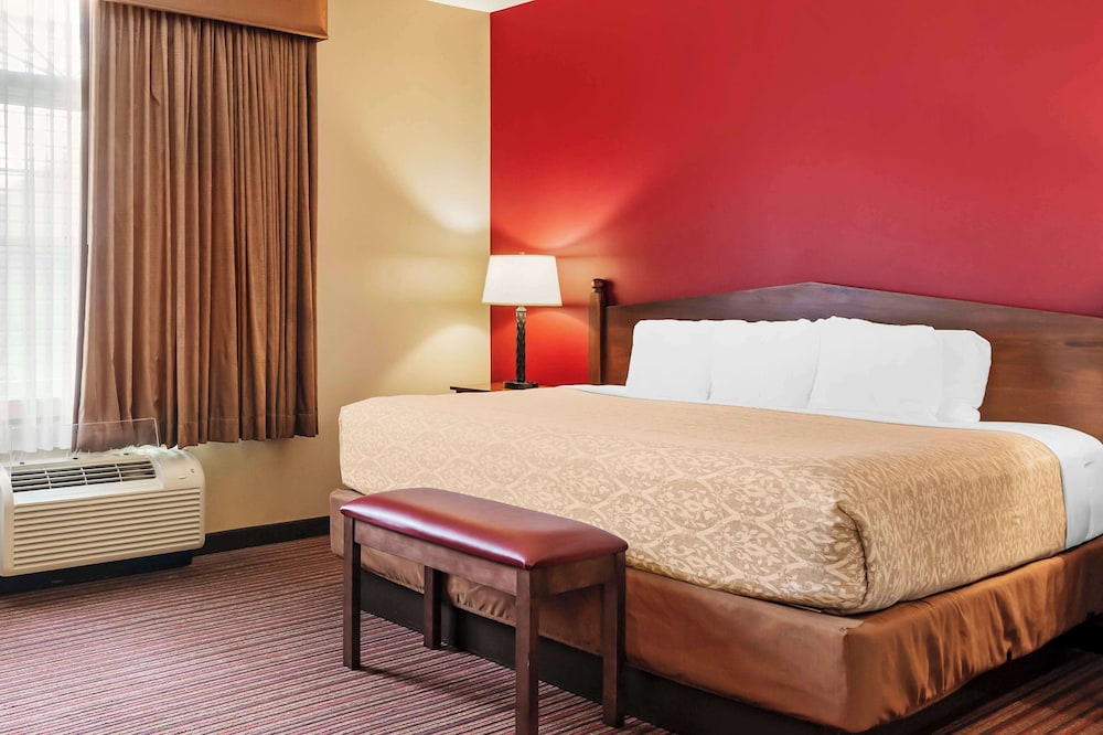 جناح بسرير كينج مع أريكة بحوض جاكوزي، Best Western Plus Dutch Haus Inn And Suites 3/7