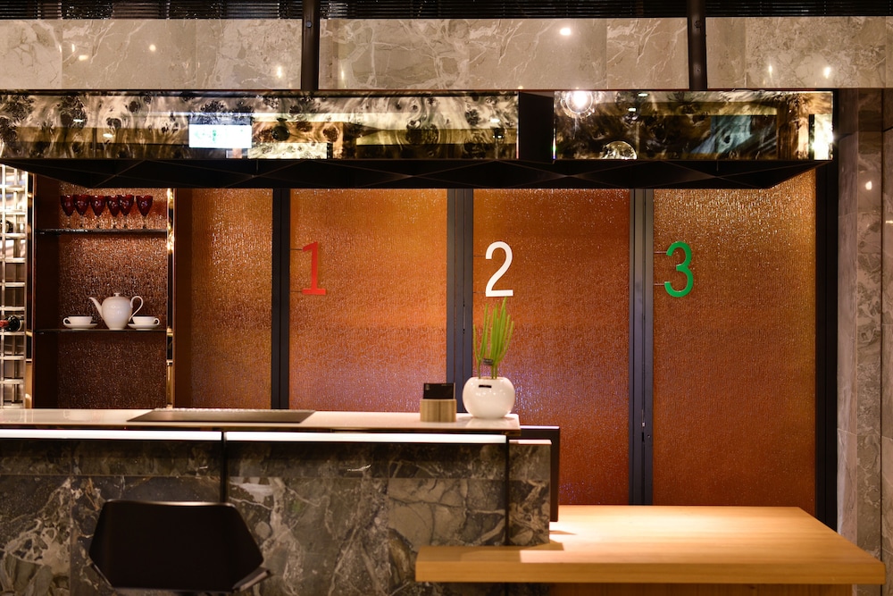 3 Door Hotel 10/76