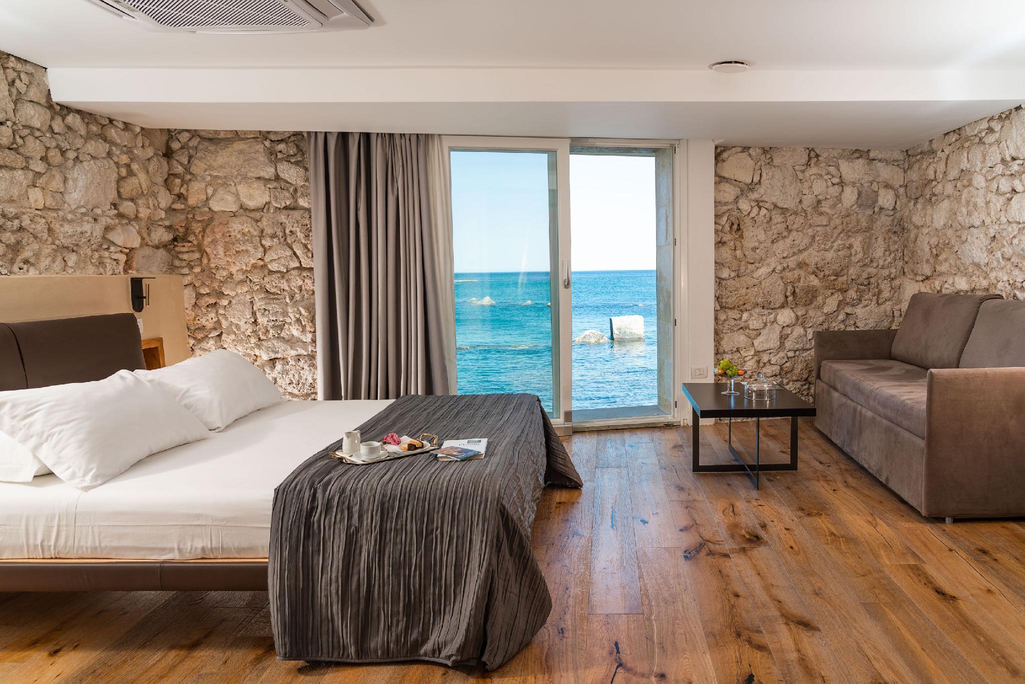 Re Dionisio Luxury Suites 3/16