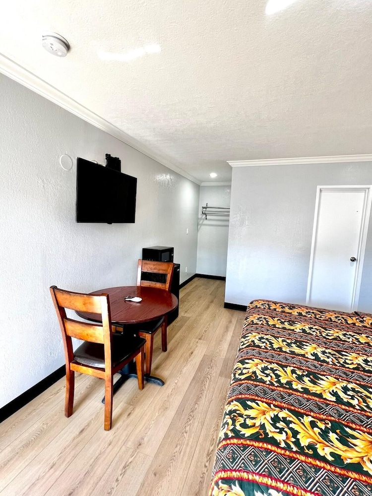 Aqua Inn Motel 23/28