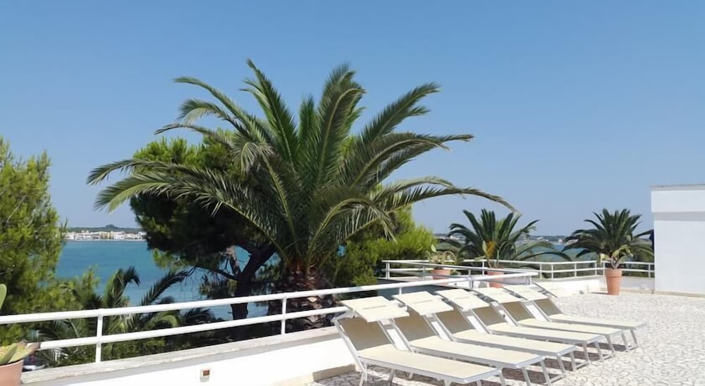 Isola Lo Scoglio Hotel 35/40