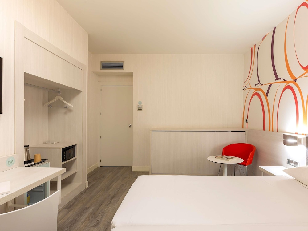 Room, Triple, 3 Beds, Interior View, Ibis Styles Madrid Prado 3/5