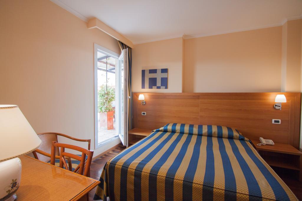 ROOM, SINGLE, DOUBLE BED