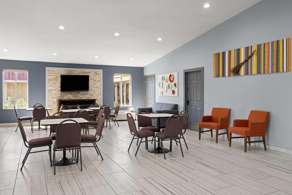 Super 8 by Wyndham Fort Wayne 47/58