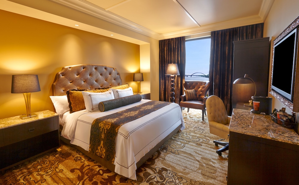 EXECUTIVE, KING BED