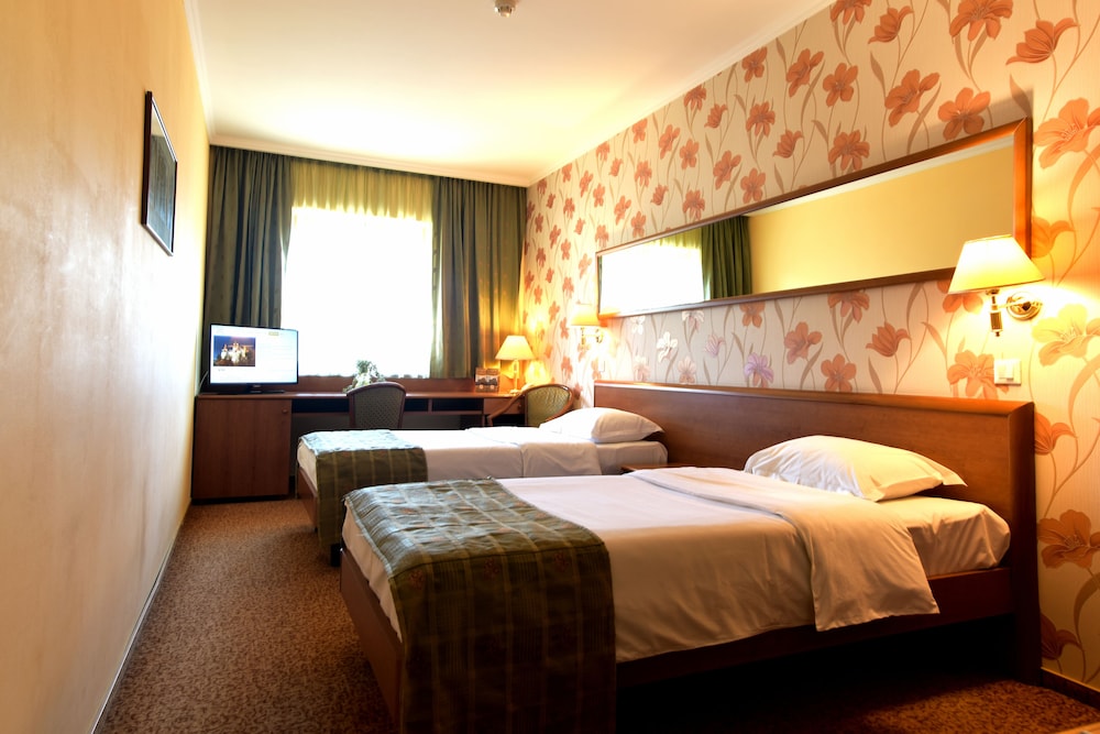 HOTEL BRASOV 13/49