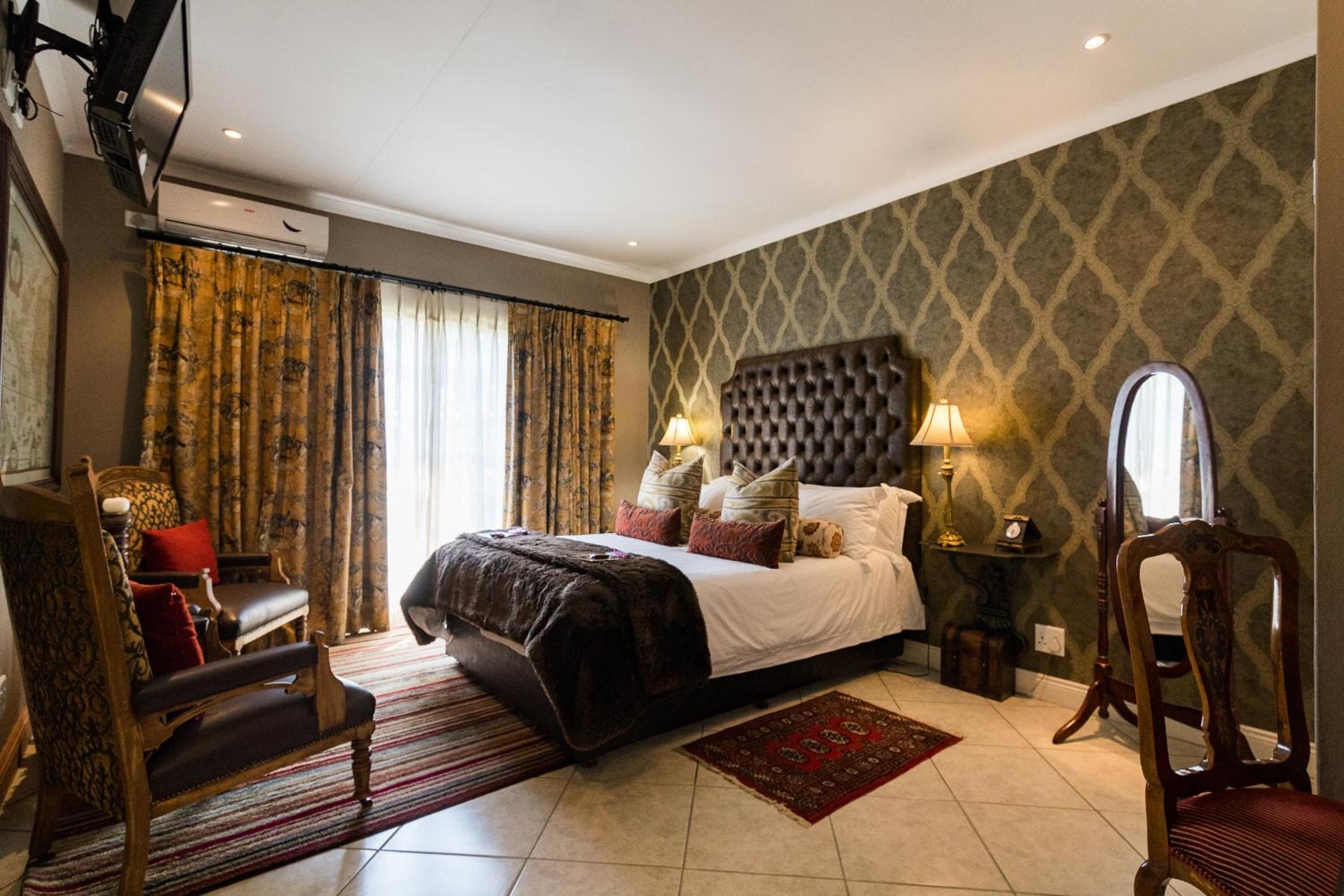 Luxury, Suite, Queen Bed, Bath and Shower