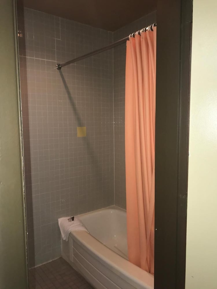 Red Carpet Inn 64/65