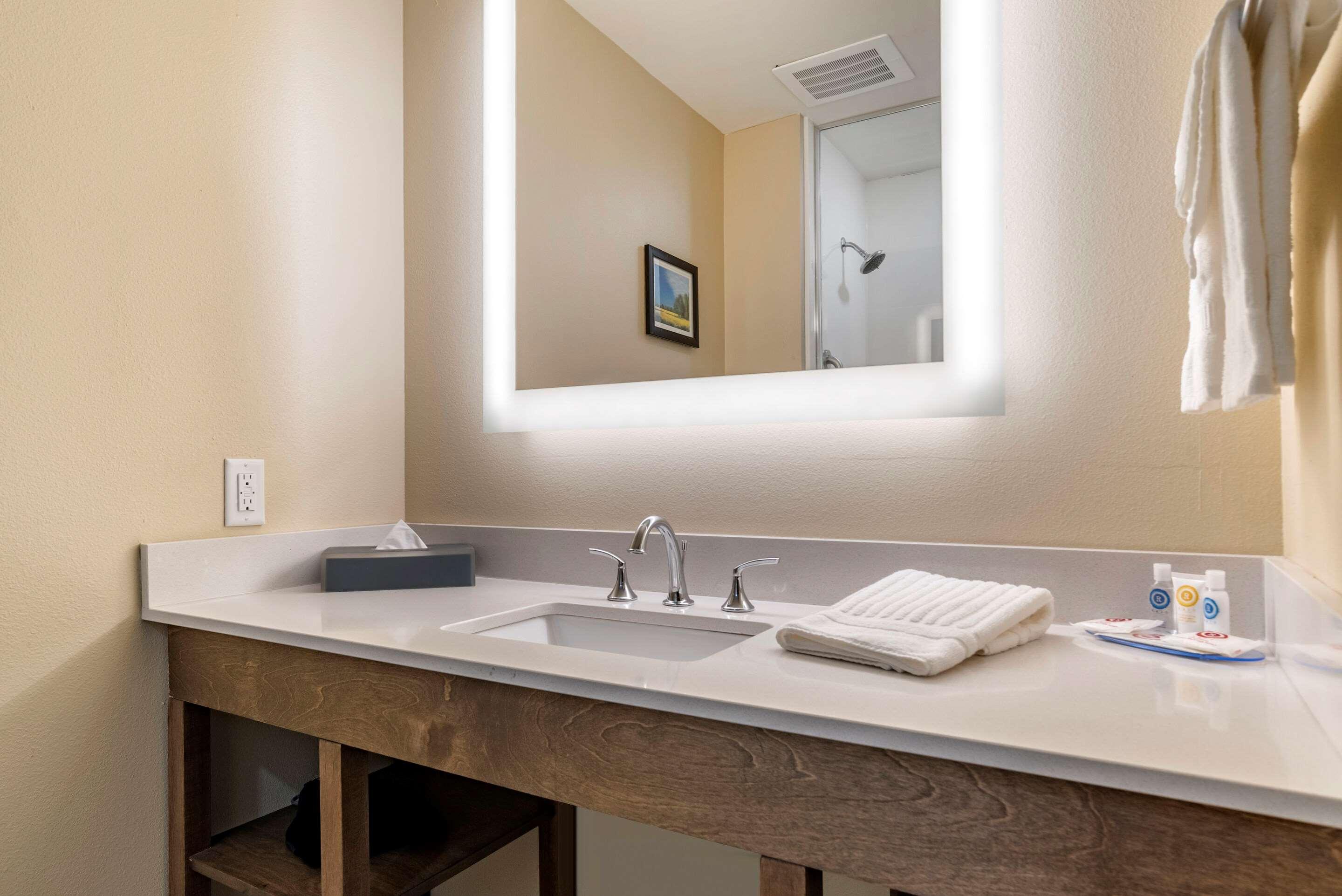 SUITE, KING BED