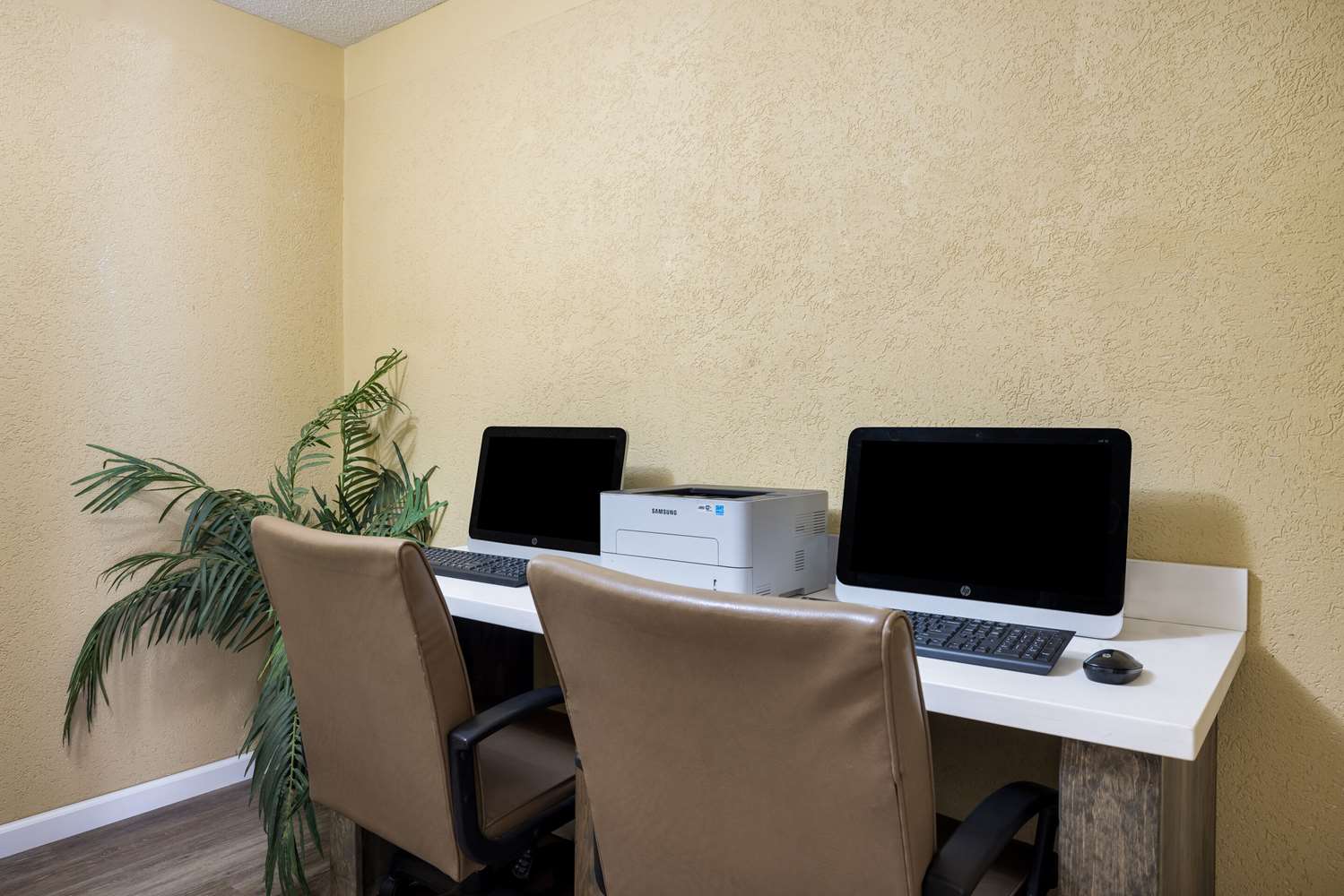 Quality Inn & Suites Syracuse Fairgrounds 23/27