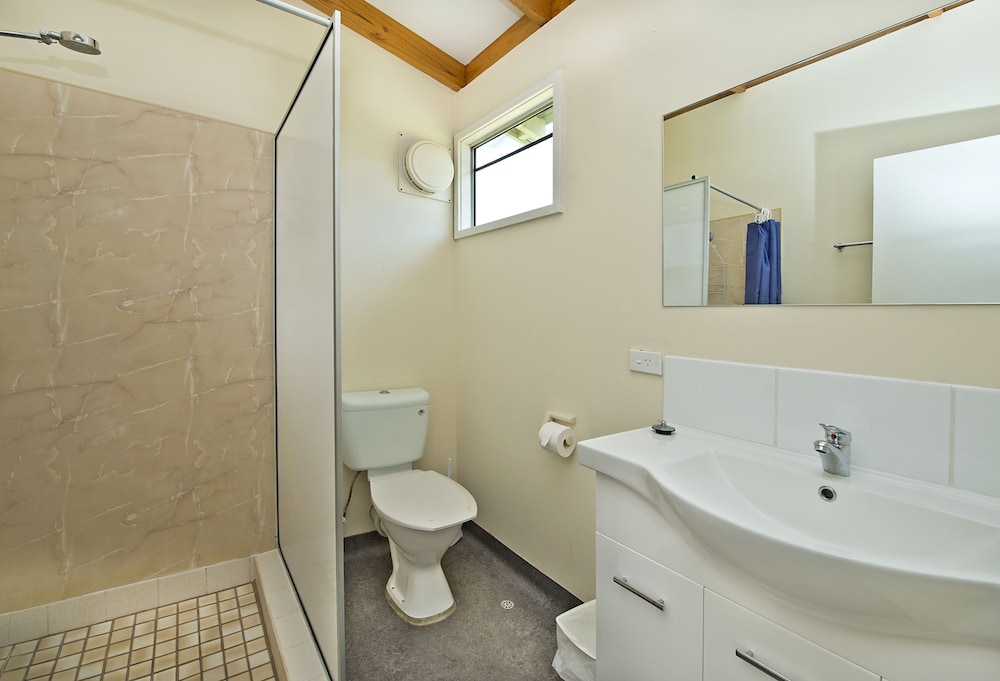 Acclaim Rose Gardens Beachside Holiday Park 47/50