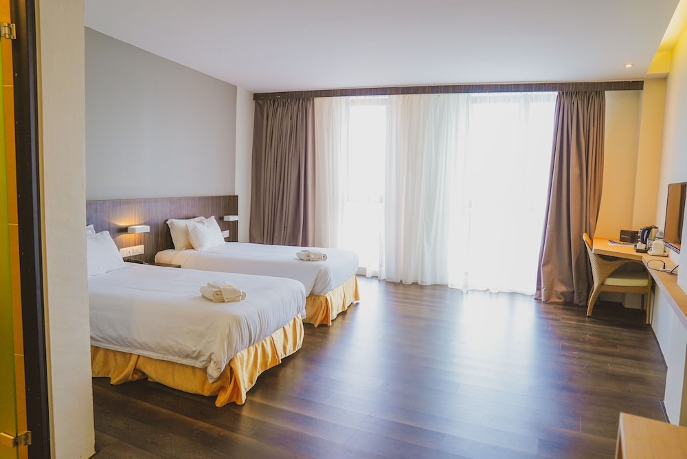 Roxy Hotel Serian 24/40