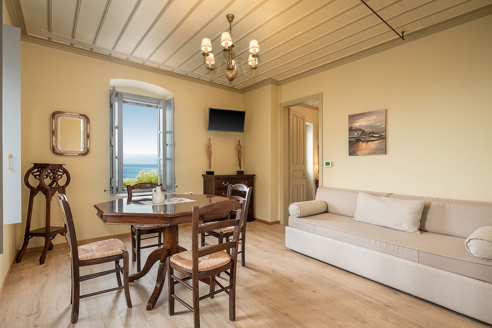Bellevalia Hydra Hotel 30/50