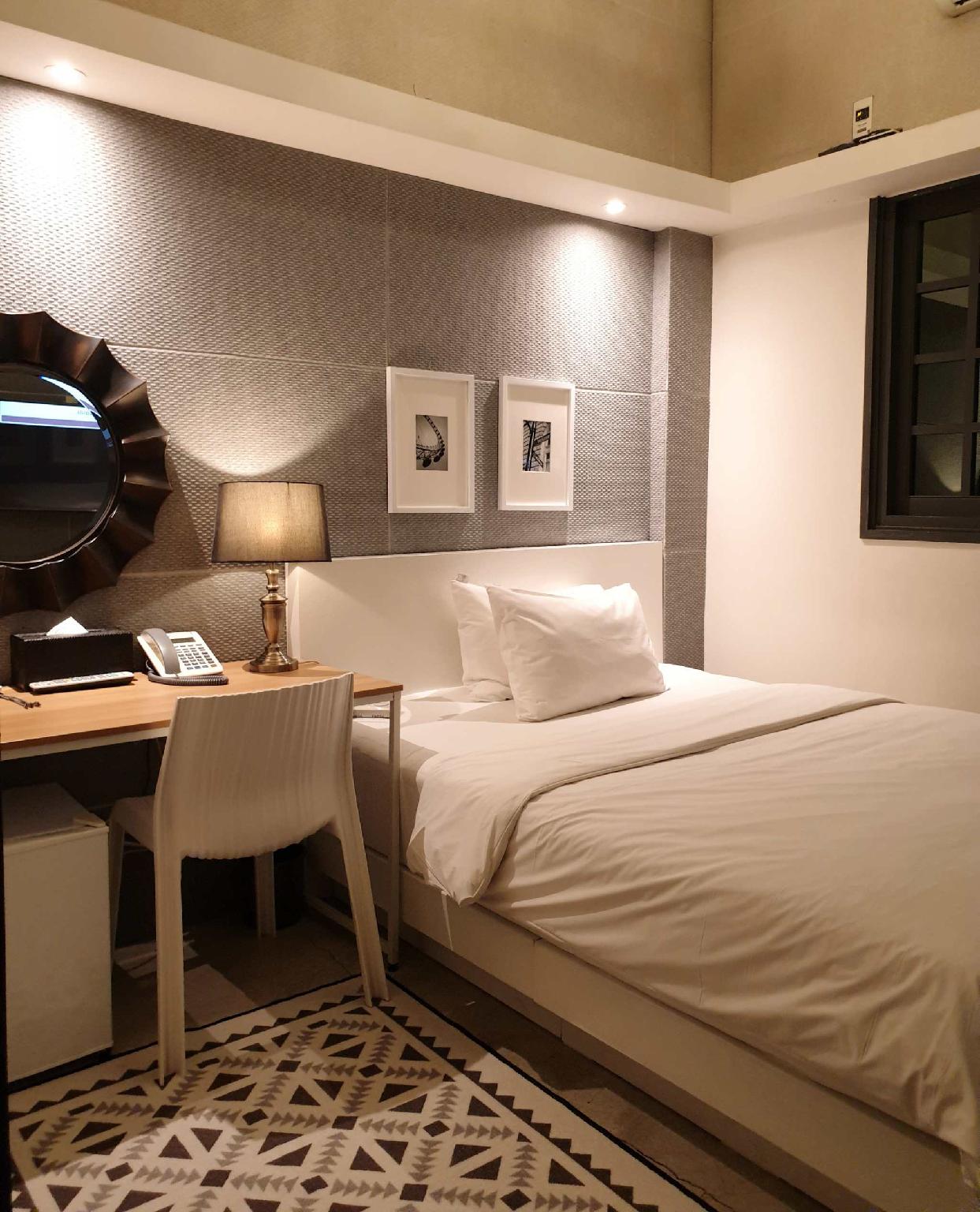 Guest Room, Single