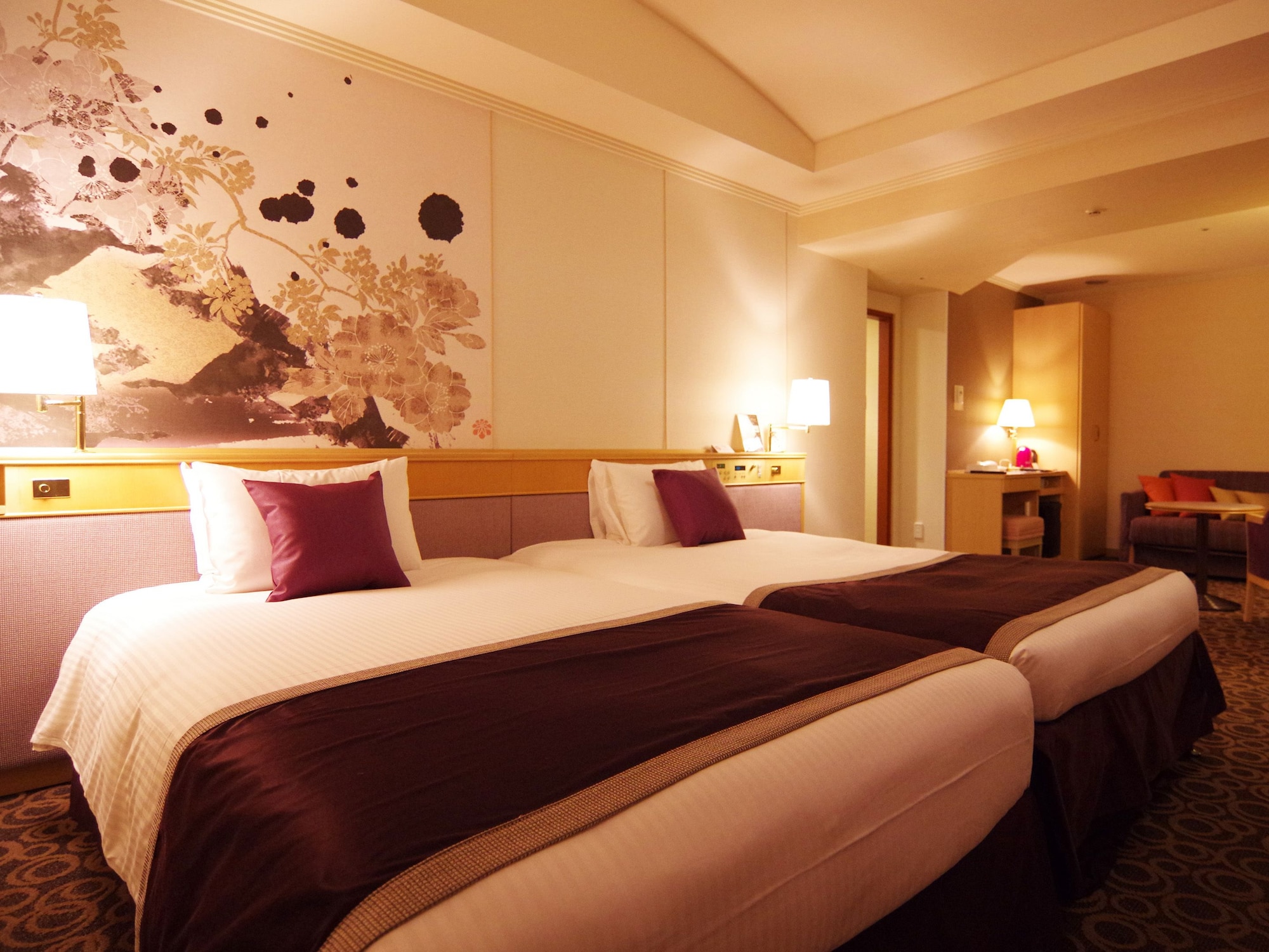 DELUXE, TWIN BEDS, HIGH FLOOR, SMOKING